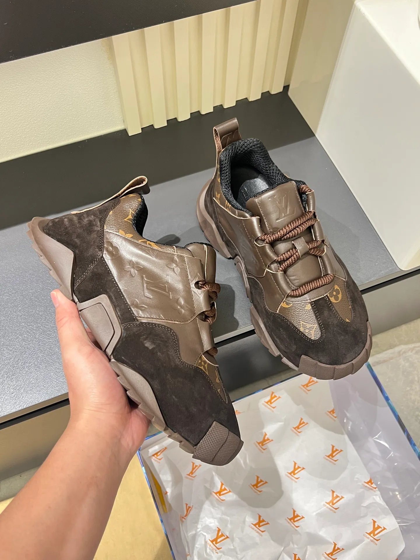 p600 "LOUI* VUITTO*" popular men's casual shoes, genuine development in Italy 💯Purchasing level quality ✔️The upper is made of first-layer cowhide, comfortable and soft sheepskin feet ⚡️ Fashionable and versatile, the toe last shape is firm and full, the soles are made from original LV molds and can be freely entered and exited the counter. Light and comfortable on the feet~Purely handmade, details determine quality! Size:39-44!